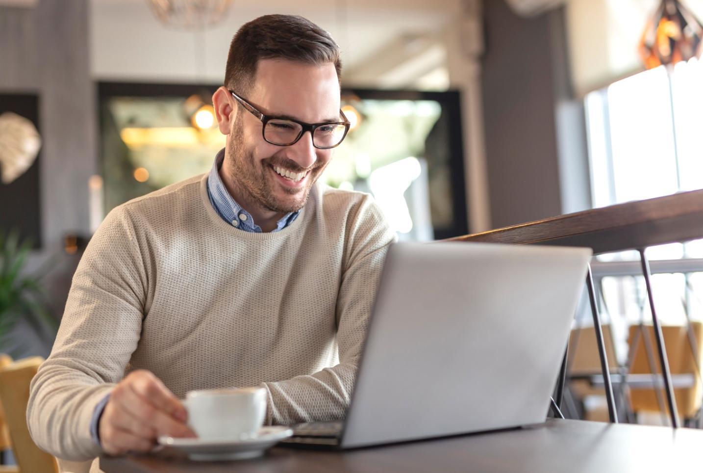 Estudiantes colaborando en proyectos de presupuesto