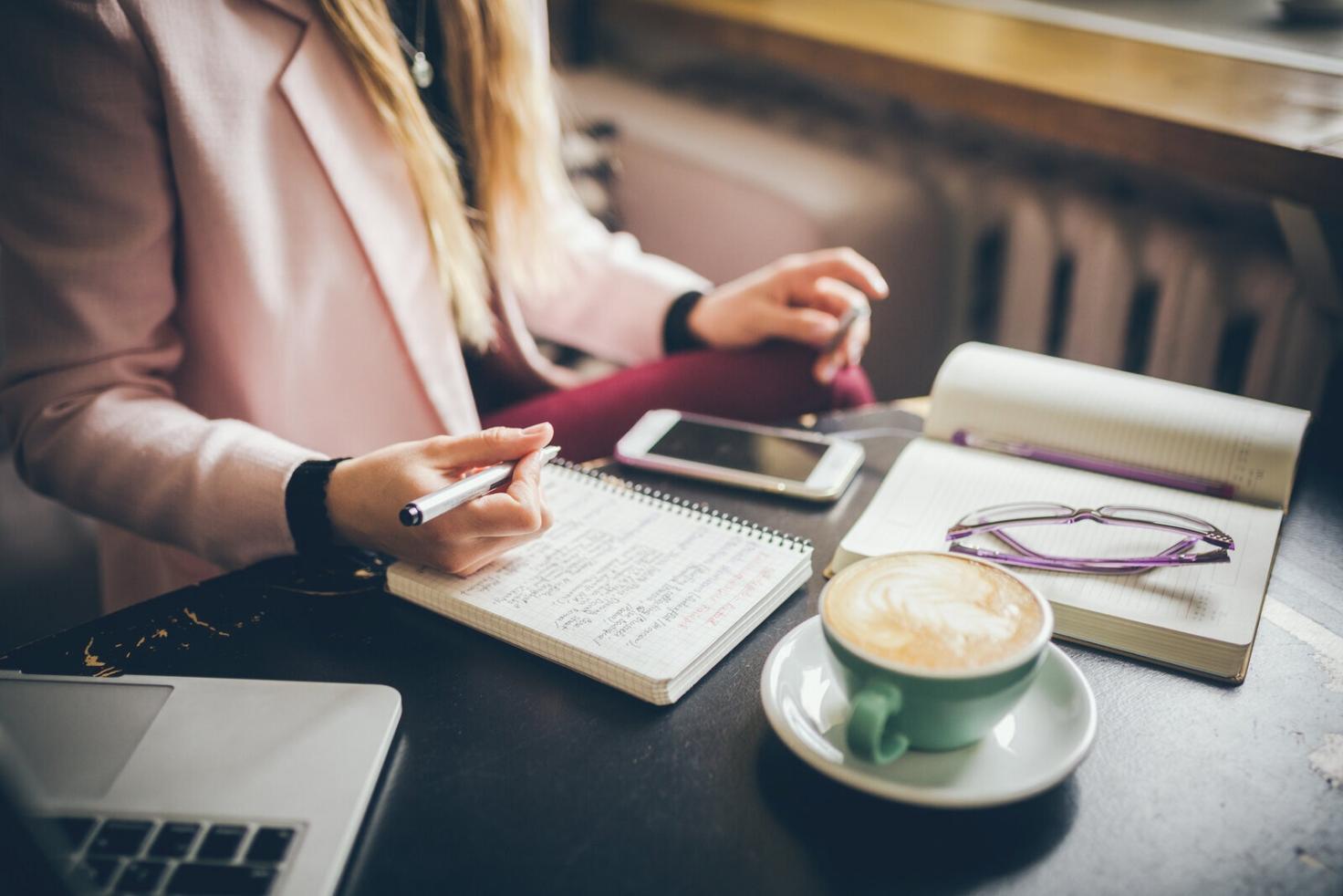 Estudiante aplicando técnicas de presupuesto en proyecto real