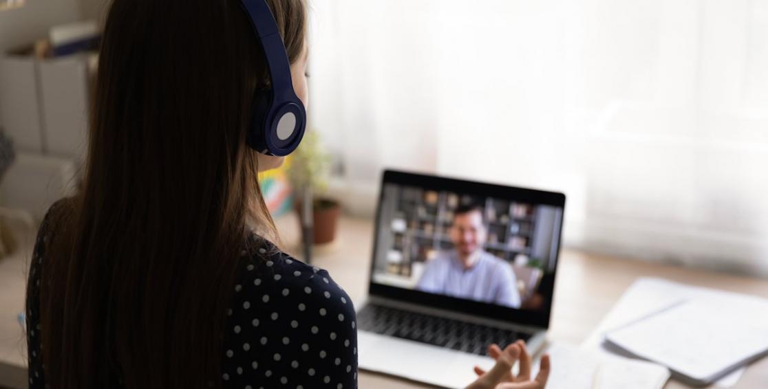 Equipo trabajando en desarrollo de contenido educativo
